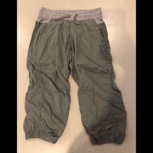 Girls size 12 ivivva grey cropped cargo pants!
